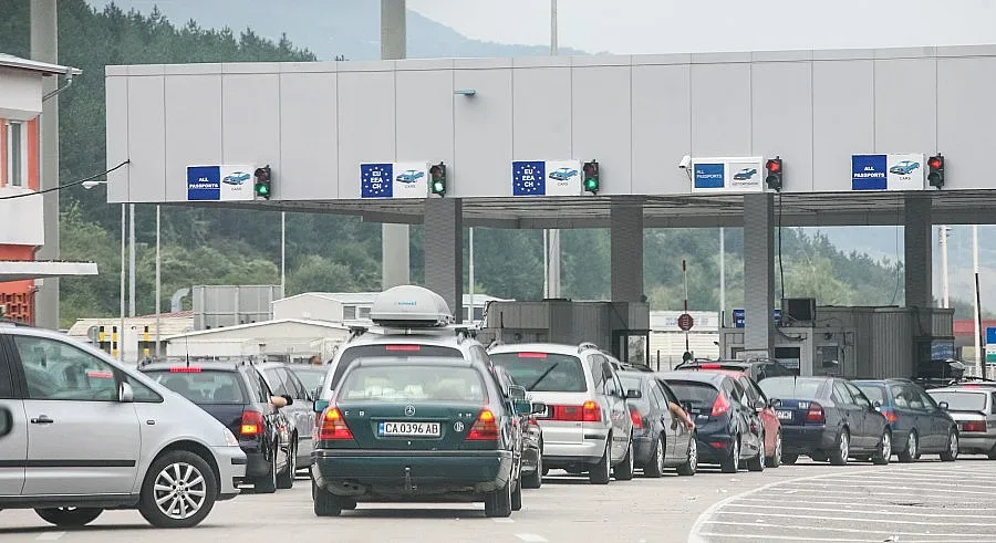 ЕС маха служителите по границите