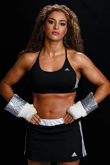 Кобрата бди над тунизийка като орлица