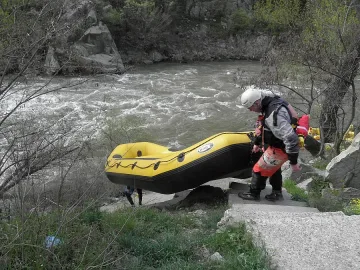 Спират с мрежи падащи камъни в Кресненското дефиле