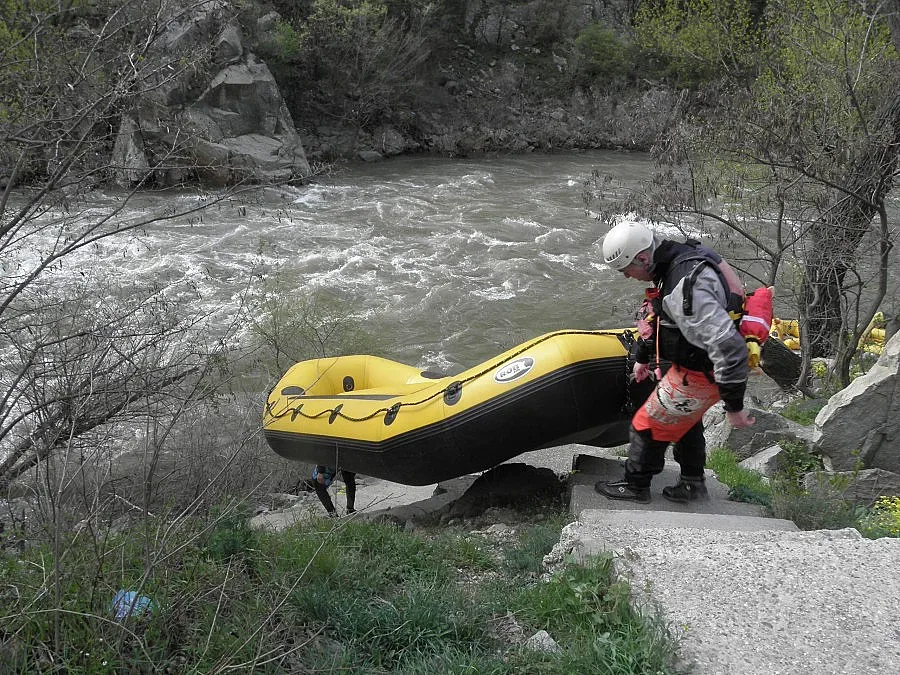 Спират с мрежи падащи камъни в Кресненското дефиле