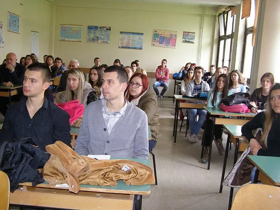 Следим от рано децата за отпадане от училище