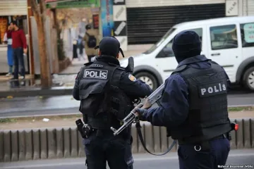 8 журналисти и полицай арестувани в Турция