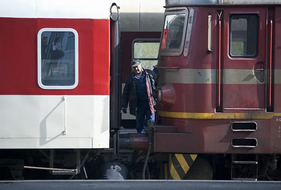 Комисия умува за опасен жп прелез