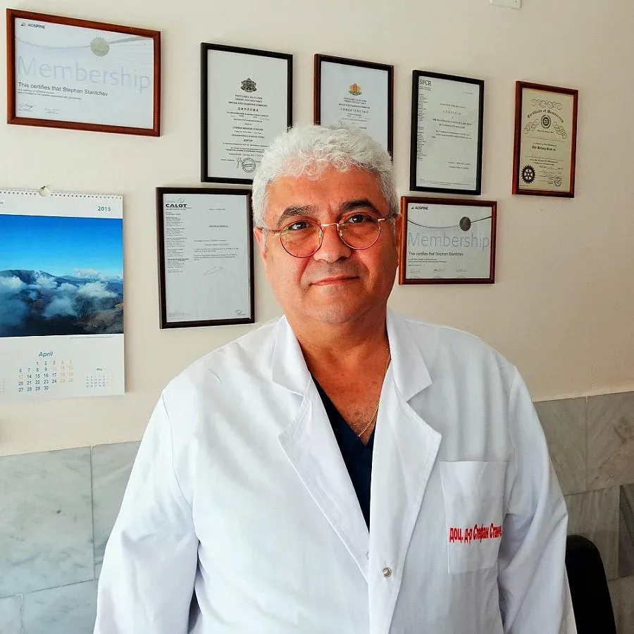 Издирват трима за побоя над проф. Станчев