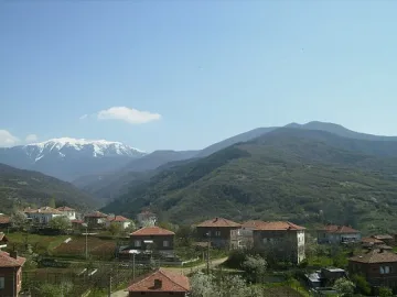 Село ремонтира изгоряла къща на възрастни съпрузи