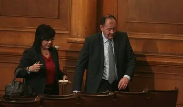 Миков и Нинова в дебат за лидерското място