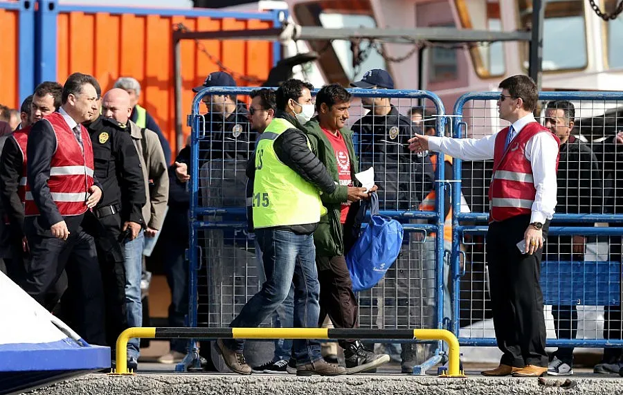 Гърция върна 200 бежанци в Турция (ОБЗОР)