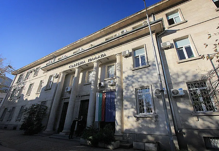 Съдии разпускат в зала с танци