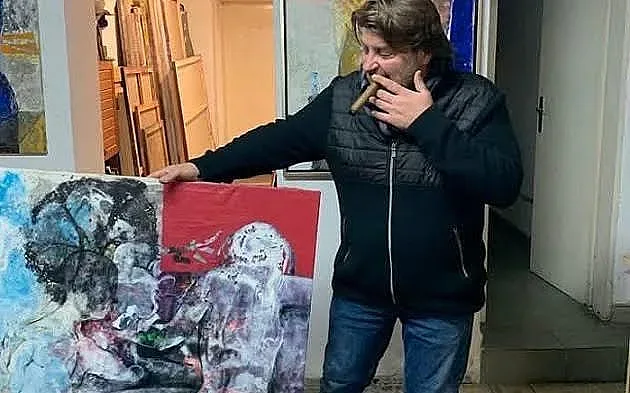 Деян Вълков показва картини с пепел и сажди