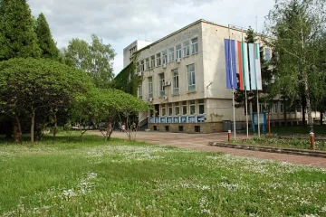 Архитект от Австрия дари площад на селото на жена си 