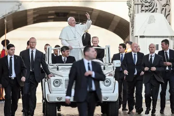 Продадоха папамобил за 300 000 долара