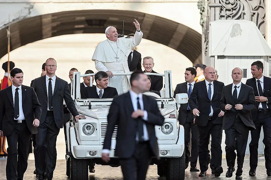 Продадоха папамобил за 300 000 долара