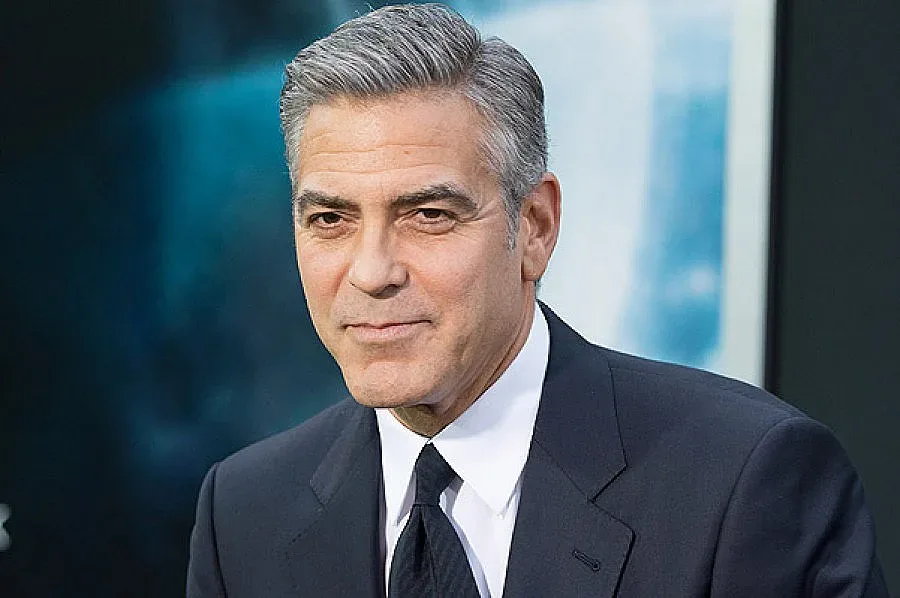 Клуни съди "Хелоу"