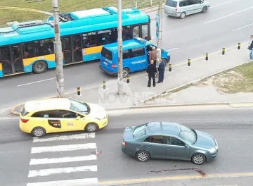 Автобус и кола се удариха на 4-ти километър