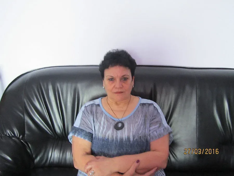 Лечителка цери рак с гласа си