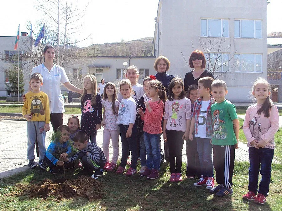 Озеленяват детски градини в Ардино
