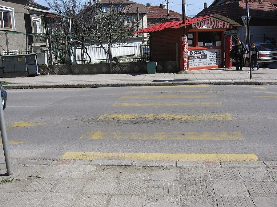 Джигит блъсна момиче на пешеходна пътека, не спря