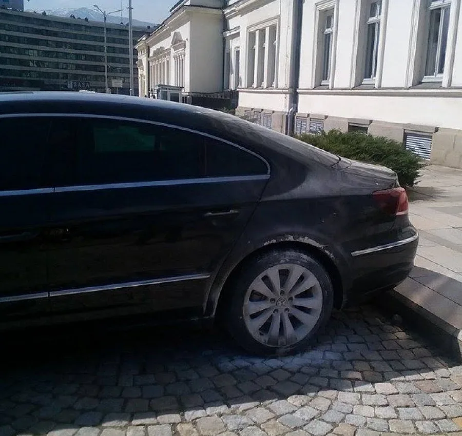 Мъж запали служебен автомобил на парламента