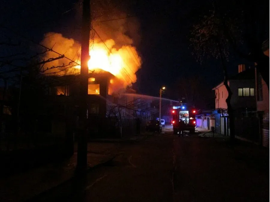 Момиченце на 4 г. изгоря в дома си