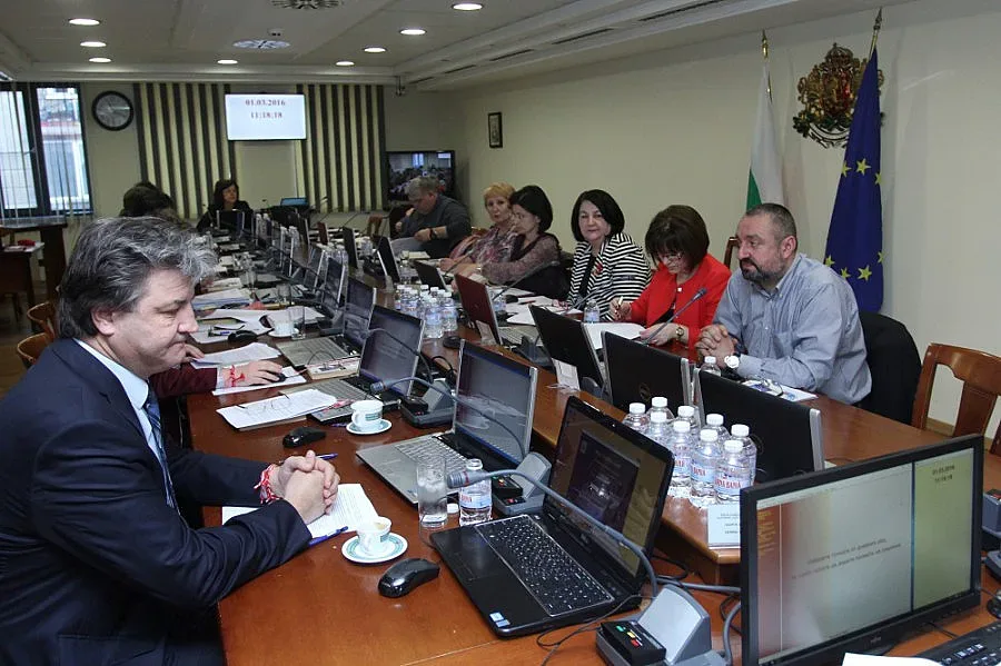 Парламентът реши: ВВС - на две