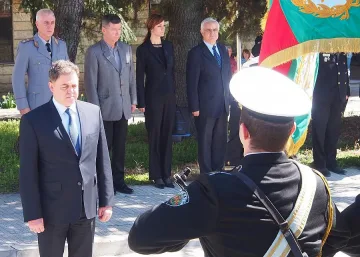 Ненчев иска да си направим партулни кораби