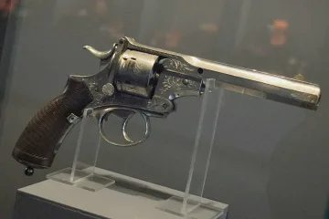 Президентските медали легнаха до царските пищови