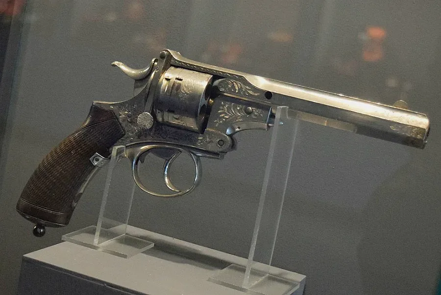 Президентските медали легнаха до царските пищови