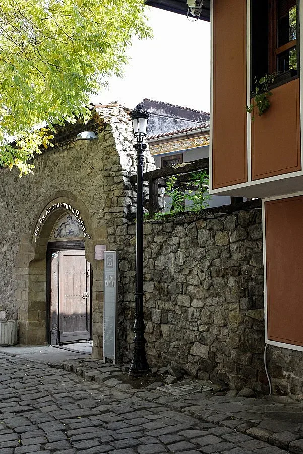 Кмет мюсюлманин дари две заплати за християнски храм