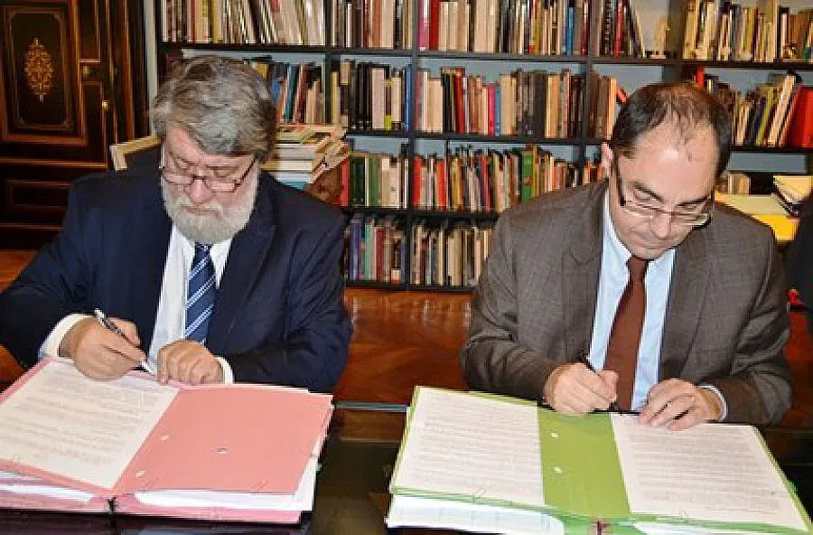 Вежди преподписва с Лувъра