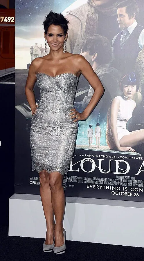 И Холи Бери се съблече в мрежата