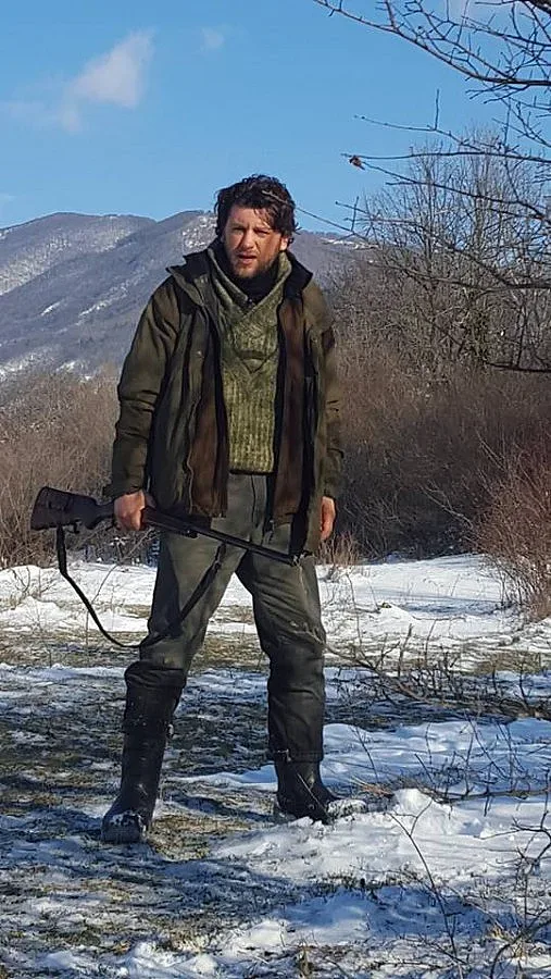 Плачков диша във врата на Лео 