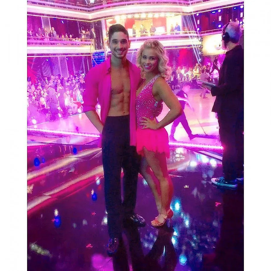  UFC звезда  пръска сексапил на дансинга