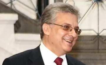 Съпругът на Бокова ще ни представлява в Европейската банка