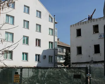 Сграда на век и 4 г. остава в историята