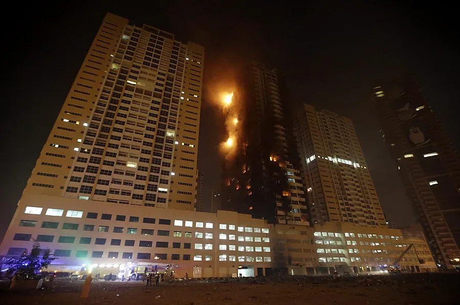 Пожар изгори небостъргачи в ОАЕ