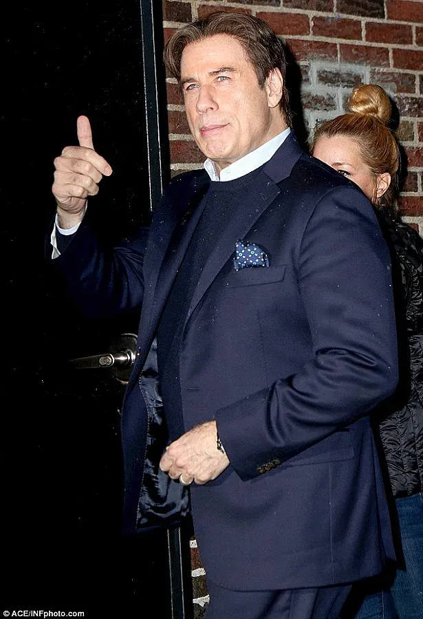 Траволта пътува с чаршафи в куфара