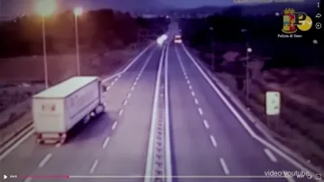 Пиян тираджия кара в насрещното в Италия (ВИДЕО)