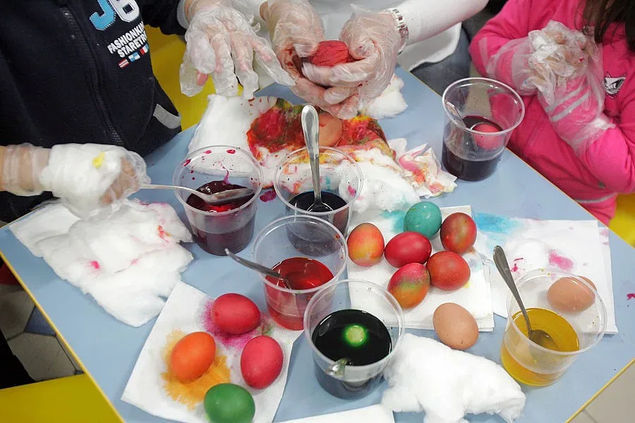 Хлапета вече шарят яйца за конкурс