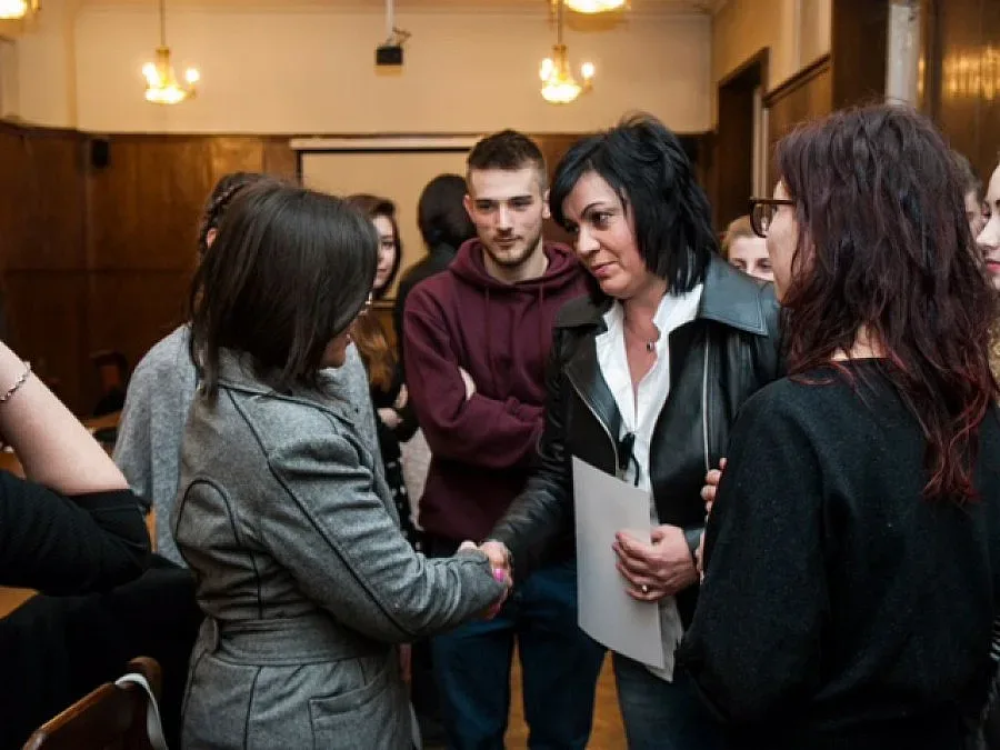 Нинова кани студенти да правят закони в НС 