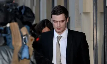 Затворници се точат на Адам Джонсън