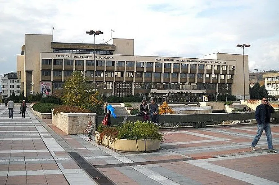 Студенти правят сувенири от боклуци