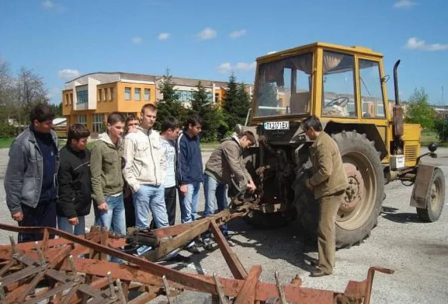 Гимназия събира бизнес и училища от цялата страна