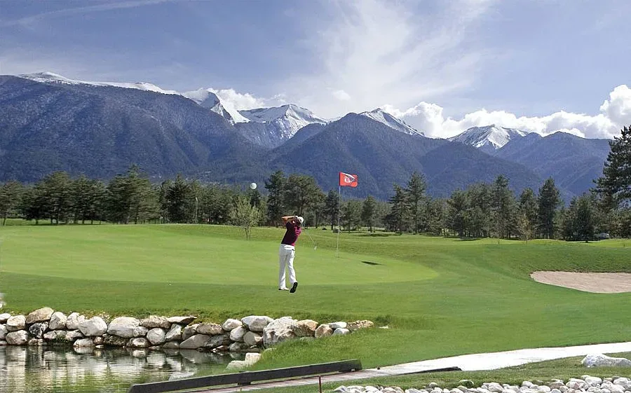 Голфъри от цял свят на турнири в подножието на Пирин
