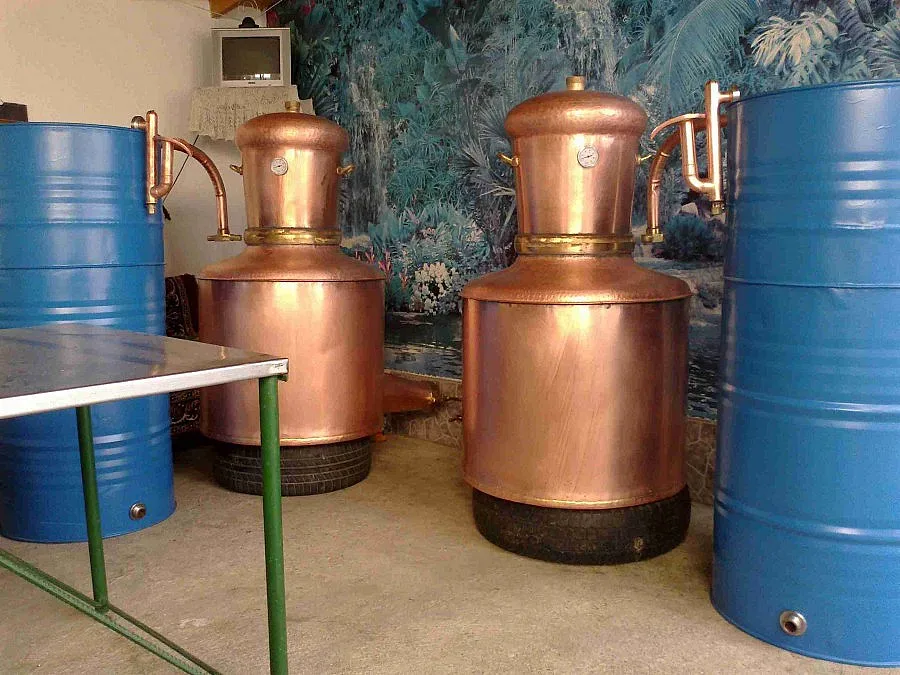 Откриха нелегален казан за ракия в гараж