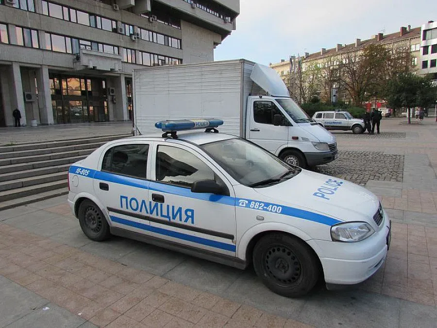 Камера излови полицаи по време на дрямка 