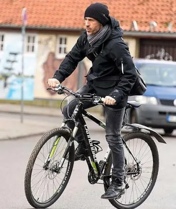 Шеф на "Вердер" върти колело по 22 км на ден