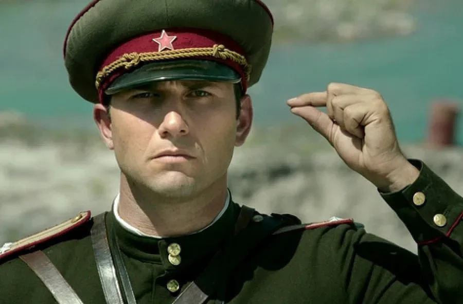 Цуки бил робот на Антонио Бандерас