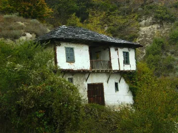 Чужденци бягат от хотели в планински къщи