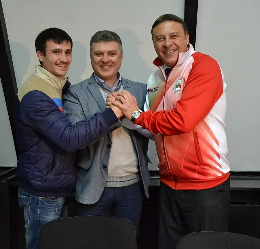 1300 мъже показват мускули на Световно по канадска 