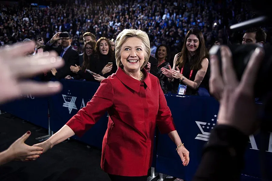 Клинтън и Тръмп напредват към Белия дом